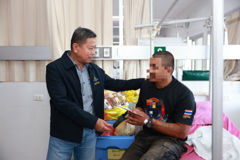 พลโท อดุลย์ บุญธรรมเจริญ รัฐมนตรีช่วยว่าการกระทรวงกลาโหม เดินทางไปเยี่ยมให้กำลังใจทหารที่ได้รับบาดเจ็บจากการสู้รบ