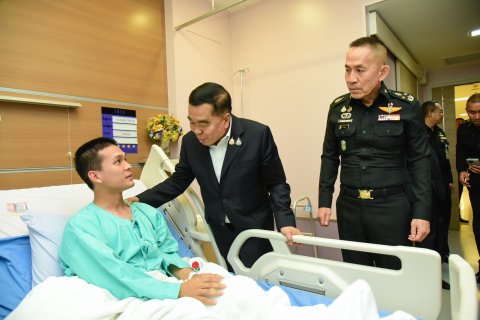 รัฐมนตรีว่าการกระทรวงกลาโหม พร้อมคณะ เยี่ยมบำรุงขวัญทหารกล้า
