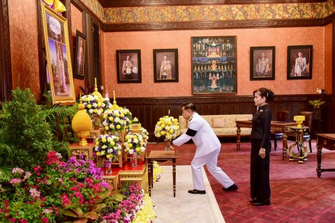 รัฐมนตรีว่าการกระทรวงกลาโหม และภริยา ลงนามถวายพระพร พระบาทสมเด็จพระเจ้าอยู่หัว และสมเด็จพระนางเจ้าฯ พระบรมราชินี