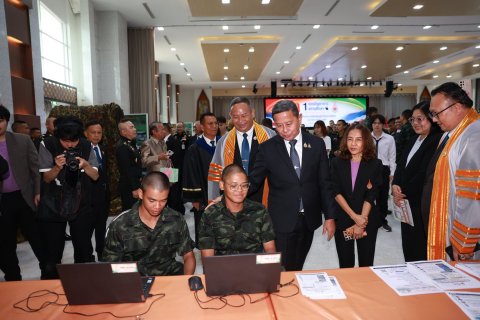 รัฐมนตรีว่าการกระทรวงกลาโหม เป็นประธานมอบประกาศนียบัตรแก่พลทหารต้นแบบ 24 นาย ผู้สำเร็จการศึกษารุ่นแรก ภายใต้โครงการ “๑ กองบัญชาการ ๑ สถานศึกษา”