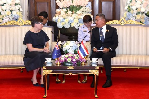 รัฐมนตรีว่าการกระทรวงกลาโหม ต้อนรับเอกอัครราชทูตออสเตรเลียประจำประเทศไทย เนื่องในโอกาสเข้าเยี่ยมอำลาก่อนครบวาระ ย้ำความสัมพันธ์ไทย–ออสเตรเลียกว่า ๗๓ ปี